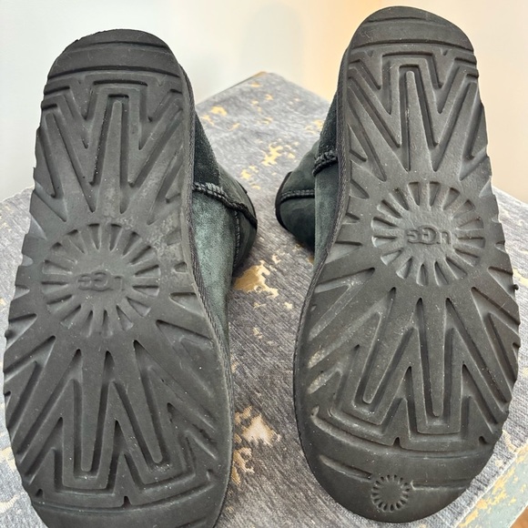 UGGS - Black Low Top Boots
Pre-loved
Size 8 - Picture 6 of 7